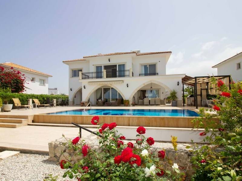 4-bedroom luxurious villa + amazing sea view + fully furnished + fireplace + private pool + large mature garden + on-site facilities