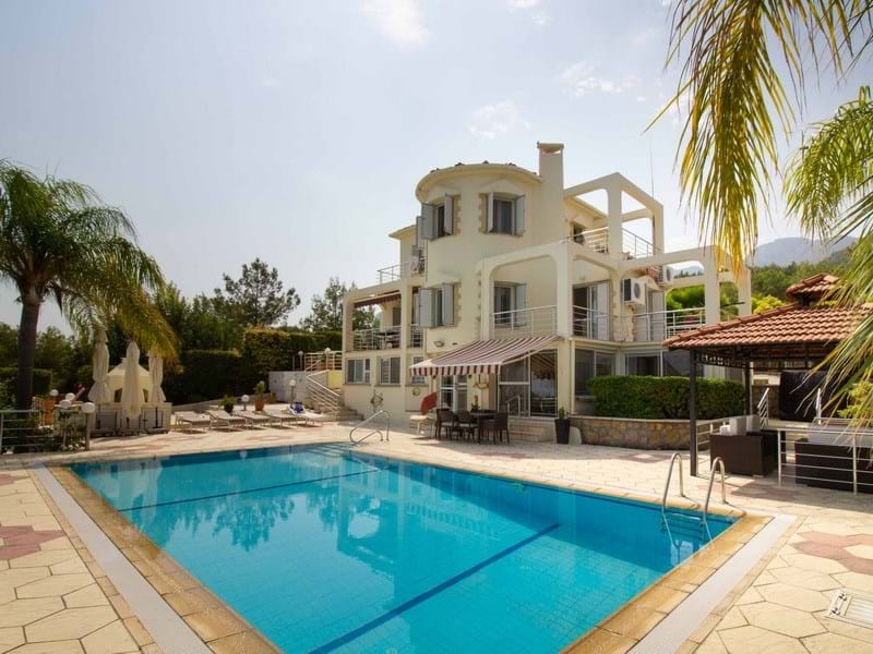 4-bedroom resale villa + swimming pool + fully furnished + central heating + generator + Title deed in the owner’s name VAT paid