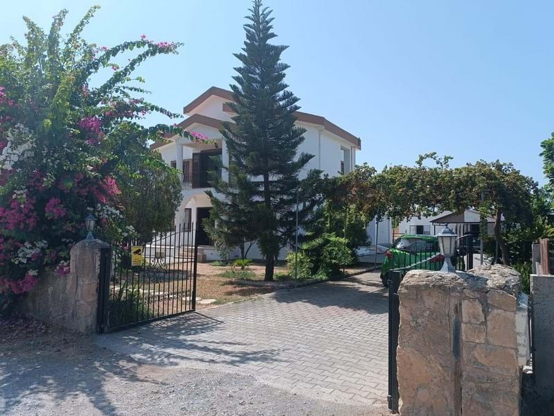 Bespoke 4 bedroomed villa + 5m x 10m swimming pool + solar electric + garage + well and irrigation + Title deed in the owner’s name VAT paid