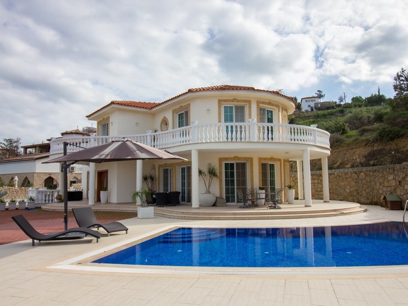 3-bedroom LUXURY resale villa + shaped swimming pool + central heating + exceptional quality built
