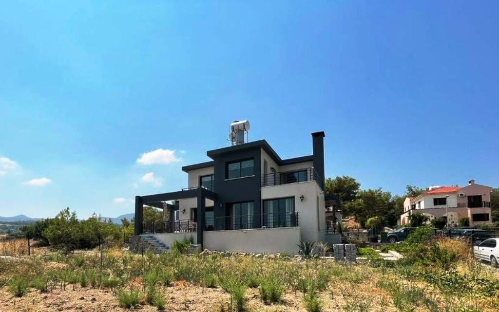 4-bedroom resale + furniture + modern fixtures and fittings + Title deed in the owner’s name VAT paid
